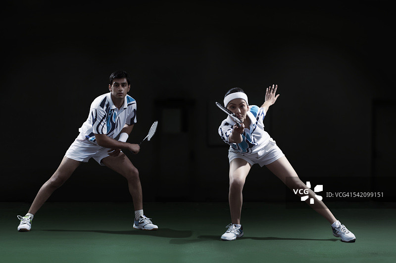 男人和女人在球场打羽毛球双打图片素材