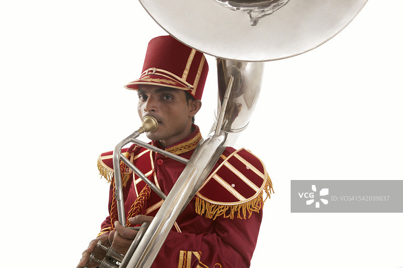 演奏低音萨克斯号的乐队指挥的肖像图片素材