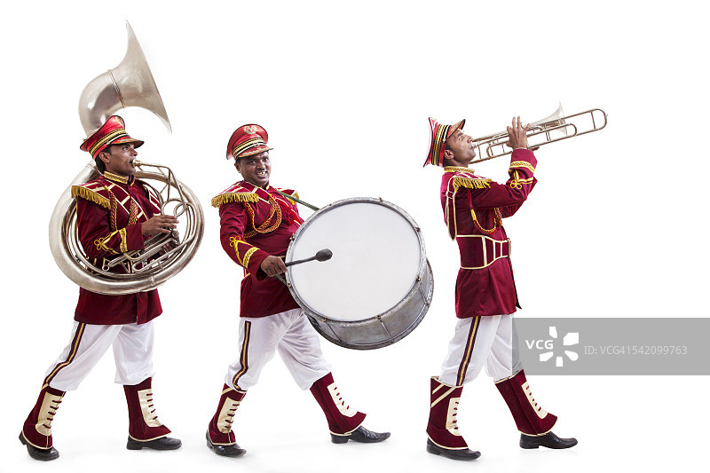 乐队人员携带乐器行进图片素材