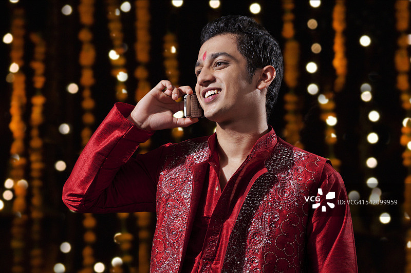 男人在用手机通话图片素材