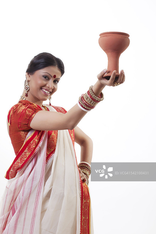 孟加拉女人跳杜努奇舞肖像图片素材