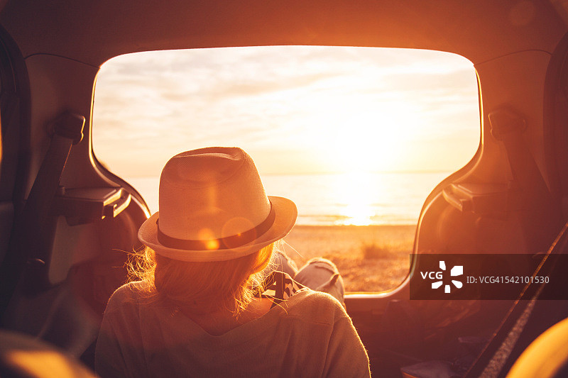 在车里放松图片素材