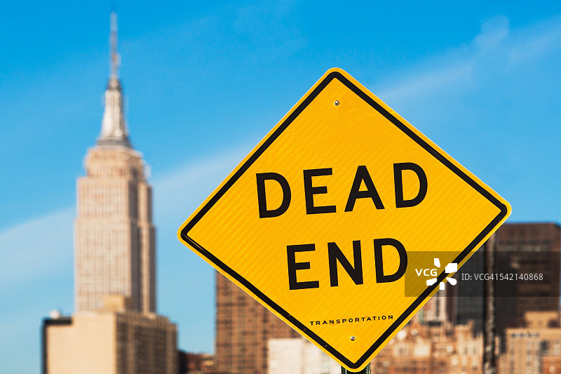 纽约帝国大厦和道路尽头标志图片素材