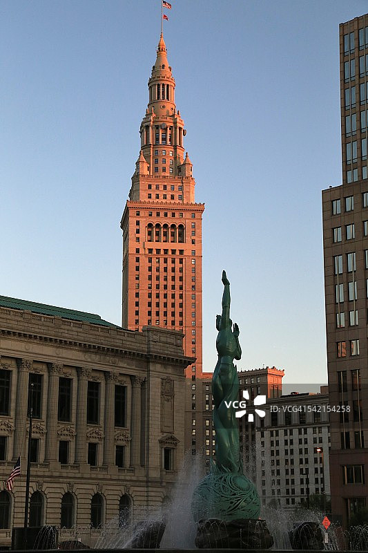 美国俄亥俄州克利夫兰市的城市建筑中的喷泉雕塑图片素材
