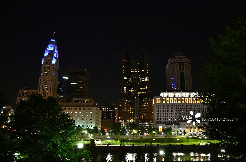 美国俄亥俄州哥伦布市水岸璀璨天际线图片素材