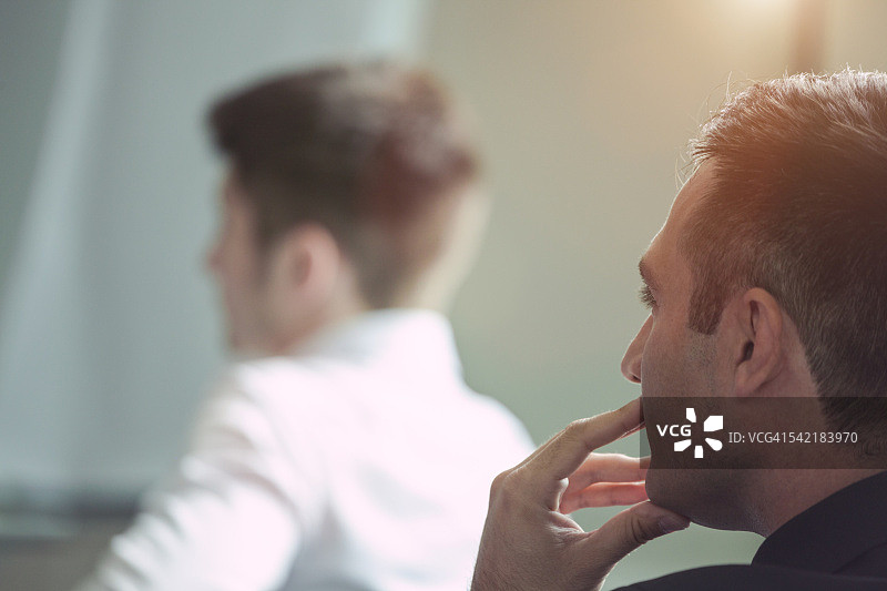 参加教育活动的两名年轻男人图片素材