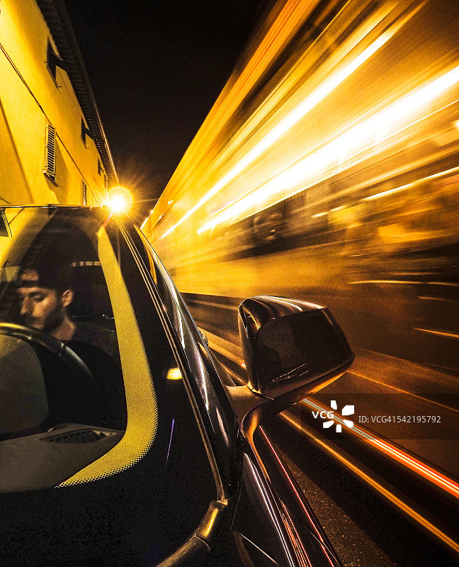 夜晚疯狂的汽车之旅图片素材