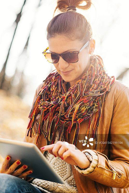 在户外使用科技产品的漂亮女人图片素材