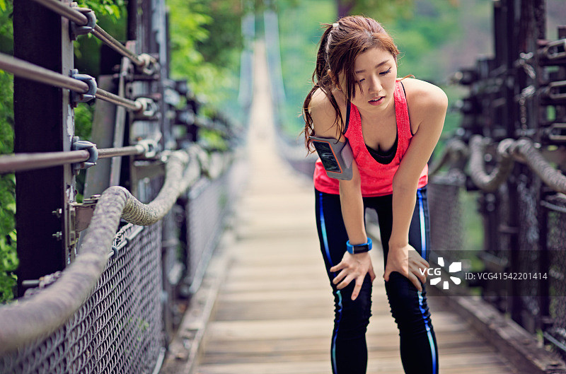 疲惫的赛跑者正在休息图片素材