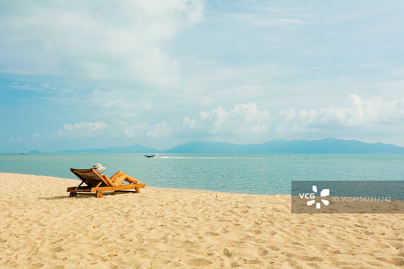 在沙滩椅上享受日光浴的女人图片素材