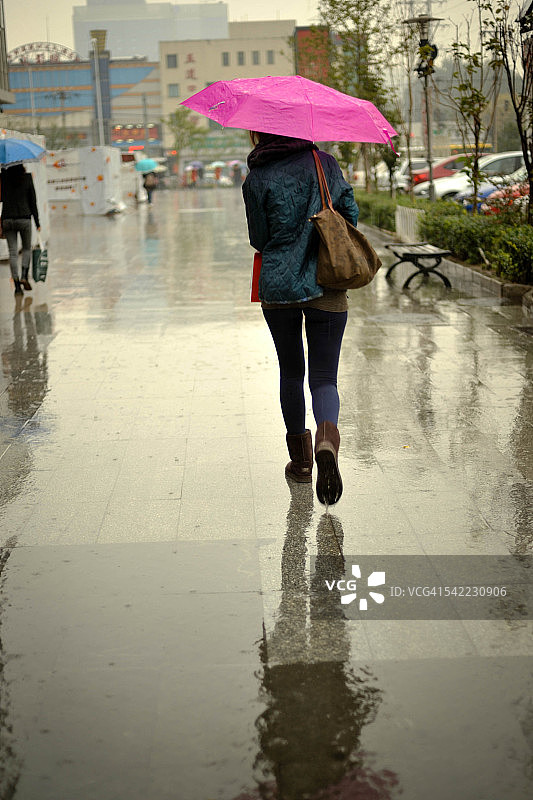 雨中漫步的女子图片素材
