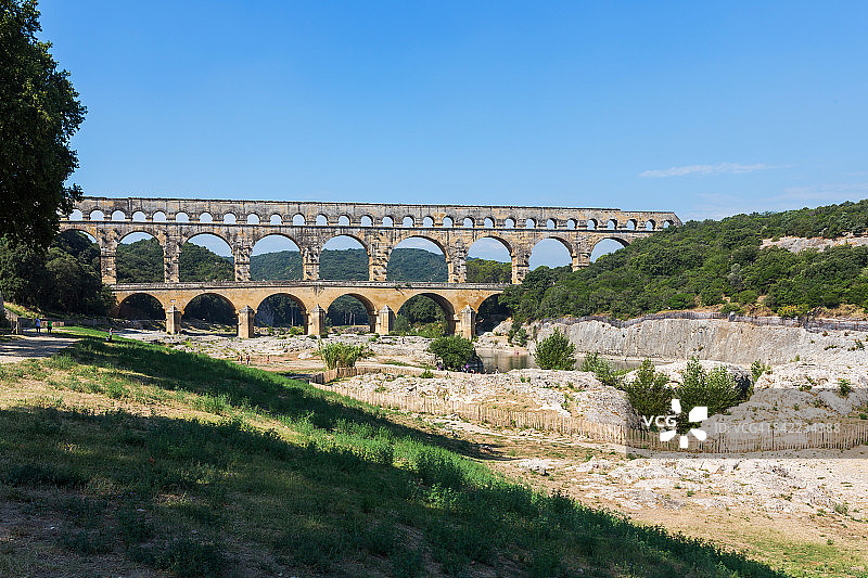 加尔桥 - 著名的古罗马输水道横跨法国南部的加尔东河图片素材
