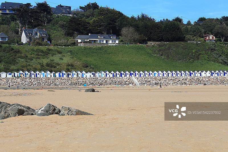 巴内维尔-卡特雷海滩的储物柜，法国诺曼底图片素材