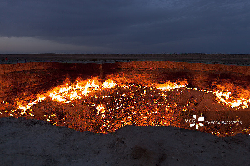 土库曼斯坦达瓦扎天然气坑夜景，又称“地狱之门”图片素材