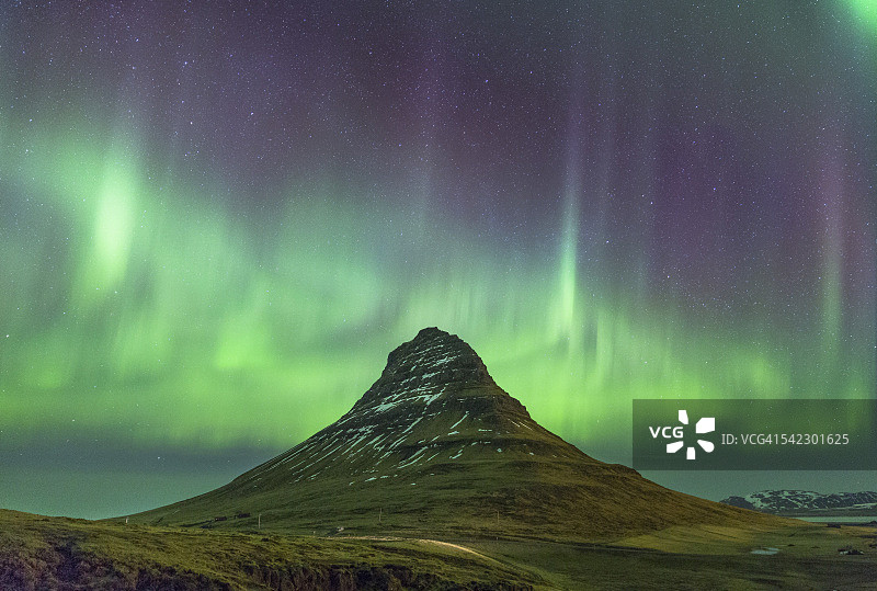 教堂山与北极光图片素材