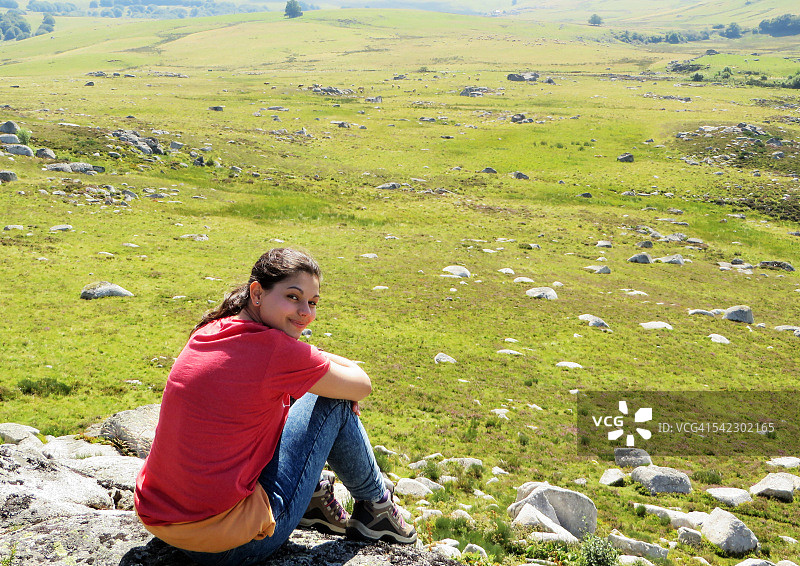 女孩在法国欧布拉克高原享受美景图片素材