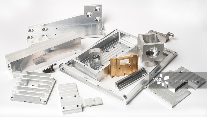 白色背景上不同的金属细节图片素材