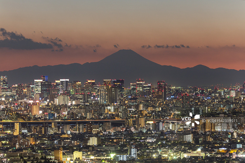 以富士山为背景的东京城市风光图片素材