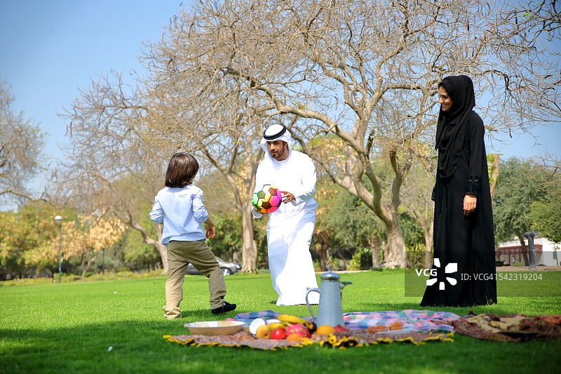 阿拉伯家庭户外野餐图片素材