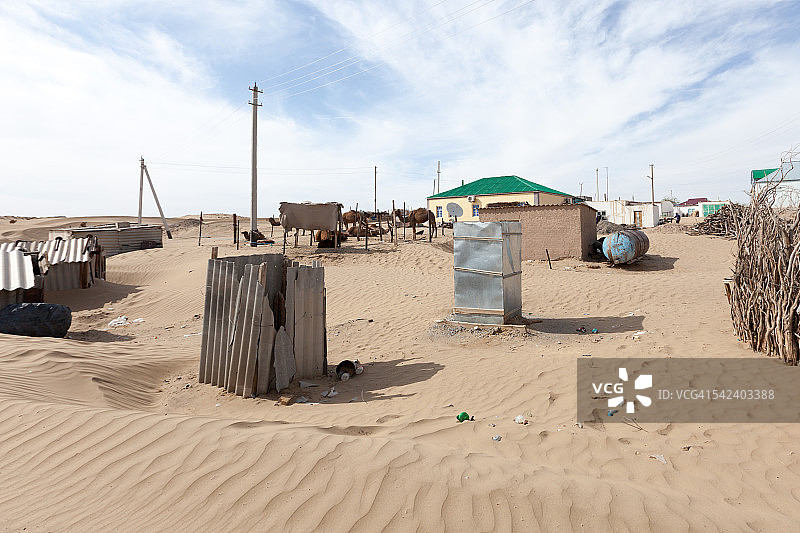 土库曼斯坦中部耶尔本特（Erbent）的卡拉库姆沙漠村庄图片素材