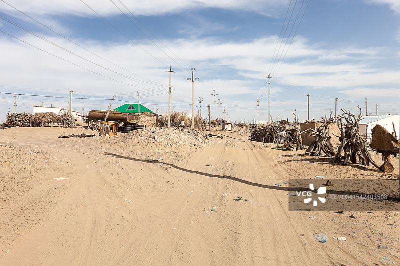 土库曼斯坦叶尔本特村被沙覆盖的街道图片素材