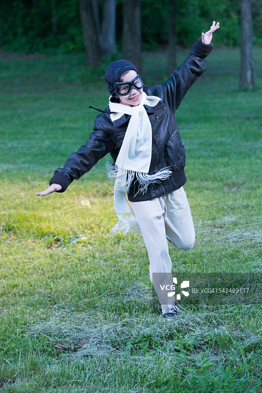 男孩张开双臂奔跑，模仿飞机图片素材