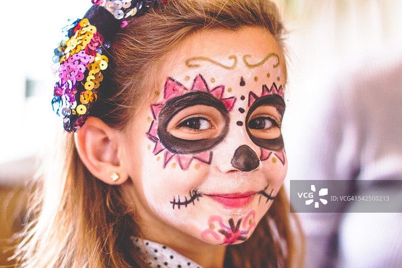 画着彩绘脸的女孩（4-5岁）图片素材