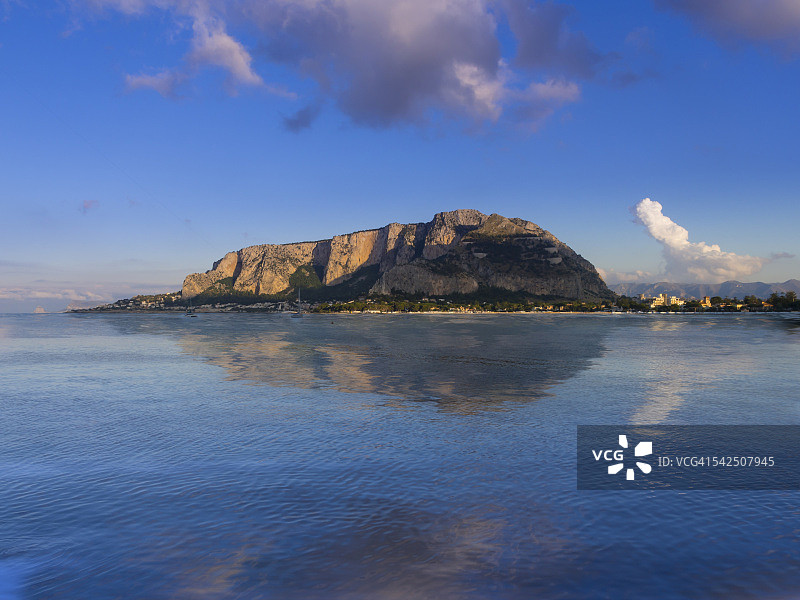 意大利西西里巴勒莫省蒙代洛，远眺佩莱格里诺山图片素材