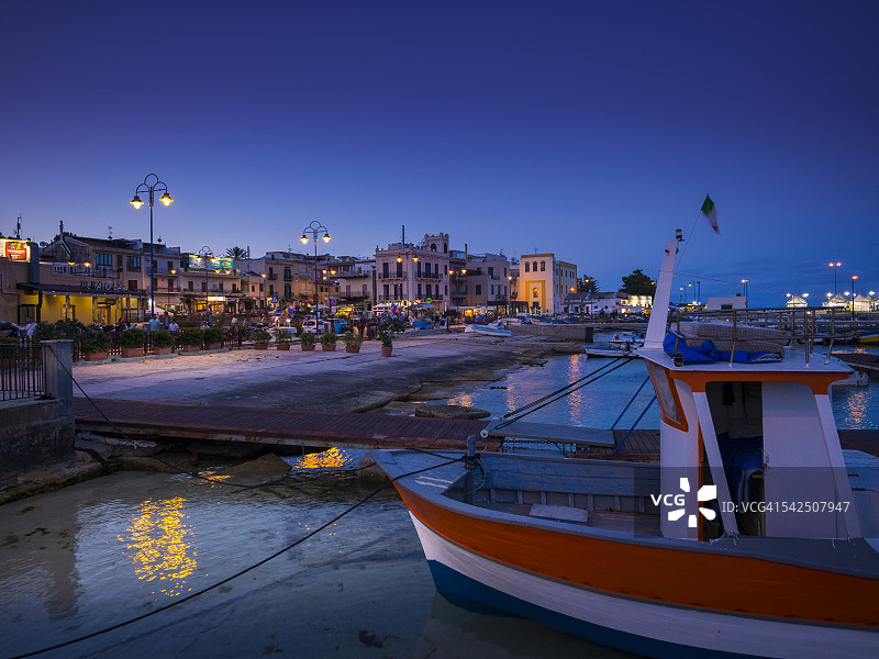 意大利西西里岛巴勒莫省蒙德洛港口夜景图片素材