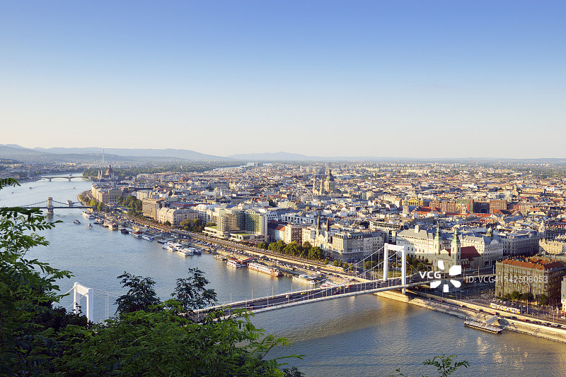 匈牙利布达佩斯多瑙河和佩斯景色：伊丽莎白桥、Chain Bridge、圣史蒂芬大教堂和国会大厦图片素材