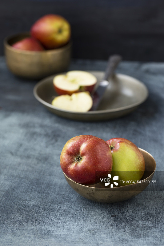 碗和灰色木头上的布瑞本苹果图片素材