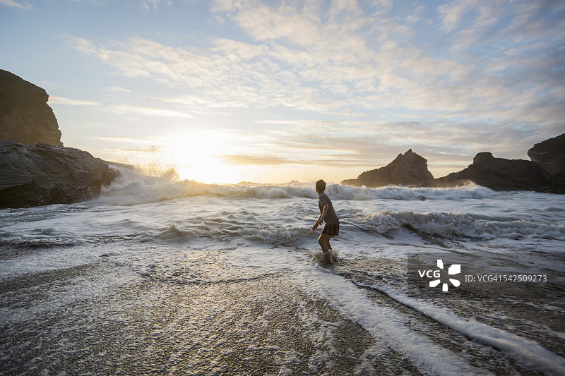 英国康沃尔贝德鲁森阶梯的男孩图片素材