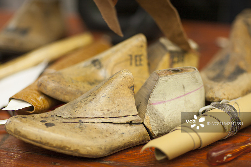 修鞋店里的旧鞋楦图片素材