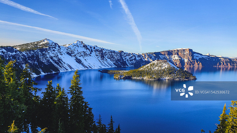 俄勒冈州火山口湖雪山巫师岛倒影图片素材