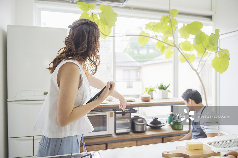 日本年轻夫妇假日烹饪图片素材