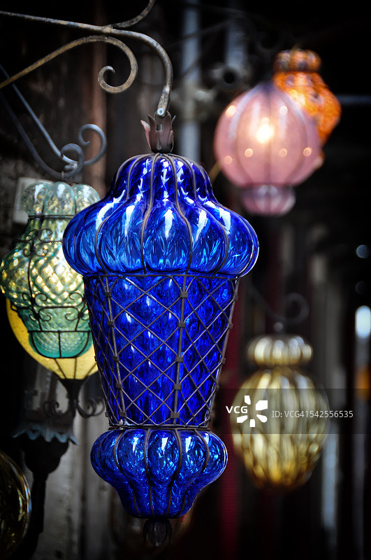 威尼斯街头的穆拉诺玻璃灯图片素材