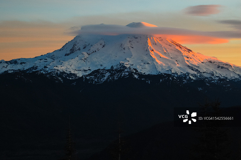 雷尼尔山日出图片素材
