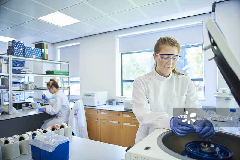 女研究员装载离心机图片素材
