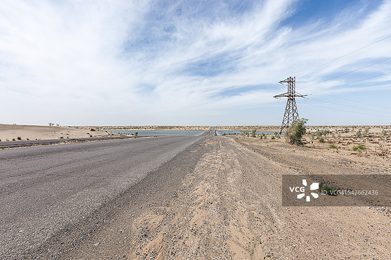 土库曼斯坦中部阿什哈巴德和代拉瓦扎之间的卡拉库姆沙漠公路图片素材