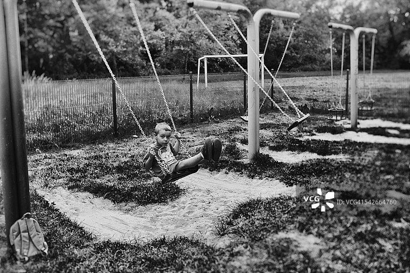 男孩荡秋千图片素材
