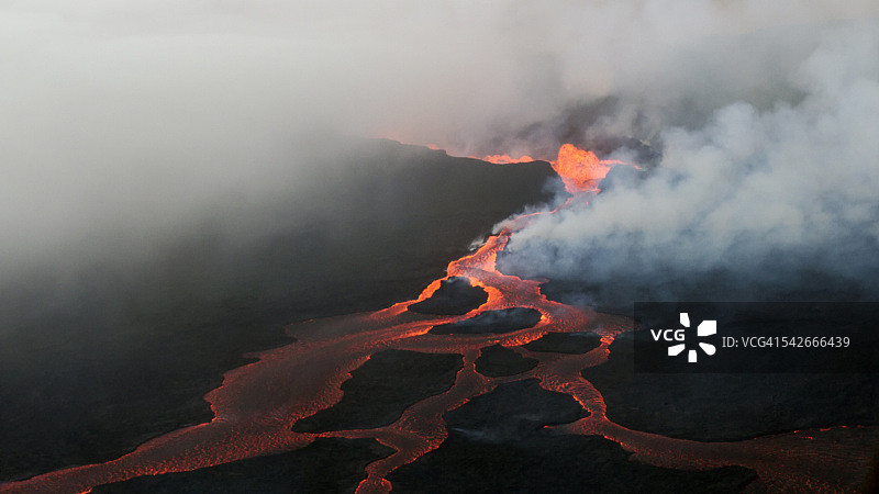 飞越火山喷发图片素材