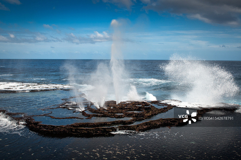 岩石海岸线上的喷水孔图片素材