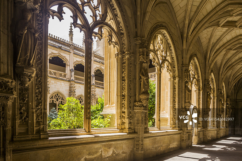 雷耶斯圣胡安修道院的回廊图片素材