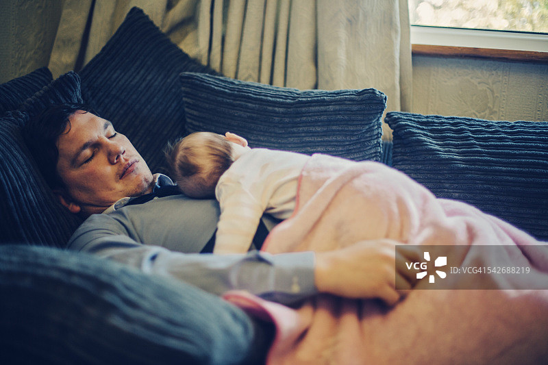 父亲和宝宝正在睡觉图片素材