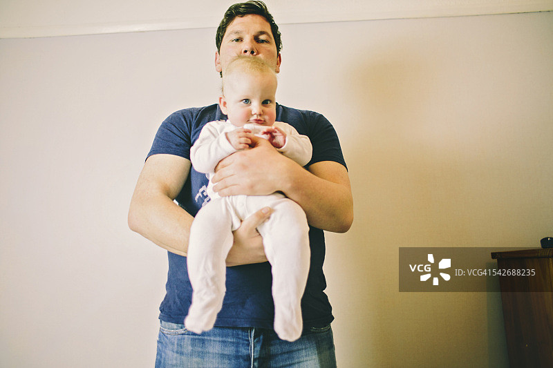 父亲和他的女婴图片素材