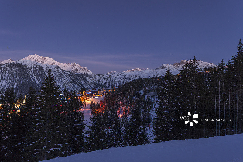 黄昏时分的古尔舍维尔滑雪胜地图片素材