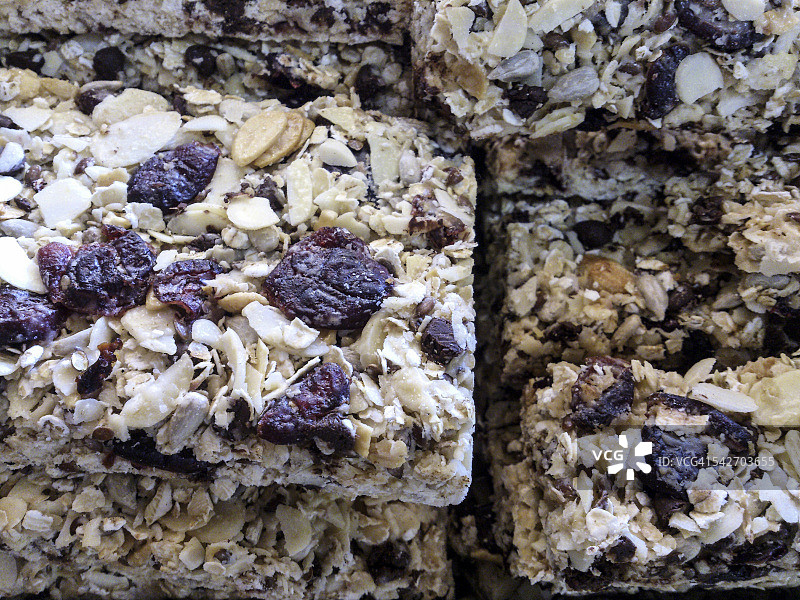 哈尼亚面包店新鲜出炉的葡萄干棒图片素材