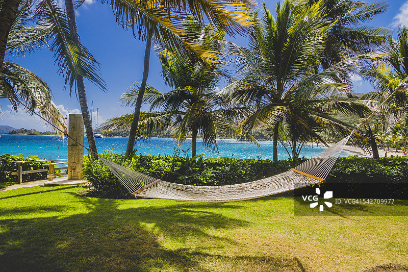 海滩附近的吊床图片素材