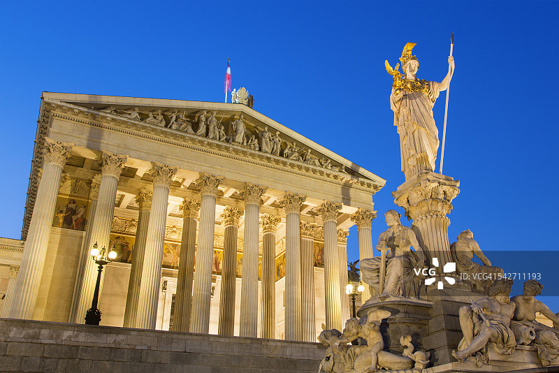 奥地利维也纳议会大厦夜景图片素材