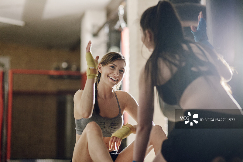 完成训练的女战士图片素材